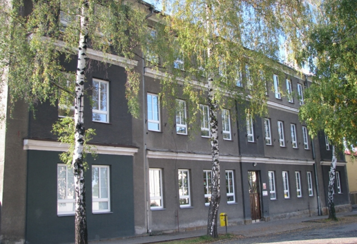 Od vzniku až do roku 1969 sídlilo gymnázium v budově na Tyršově ulici.