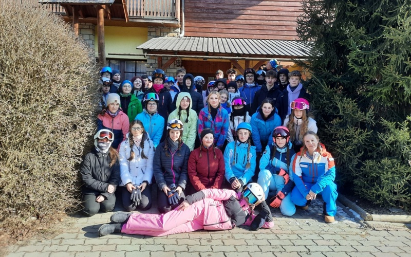 První ročníky gymnázia na lyžařském kurzu